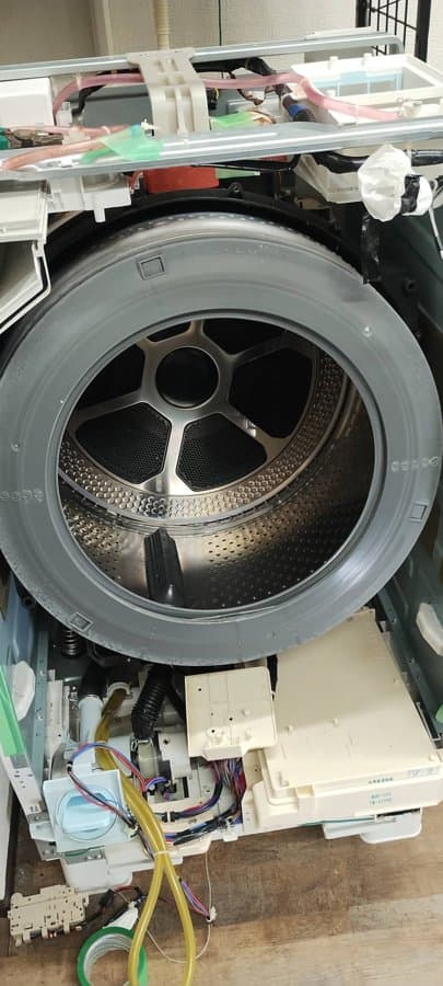分解したドラム式洗濯機