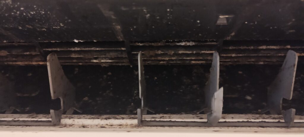 川崎市のご家庭のエアコン吹き出し口。黒カビとホコリが付着しているクリーニング前の状態
