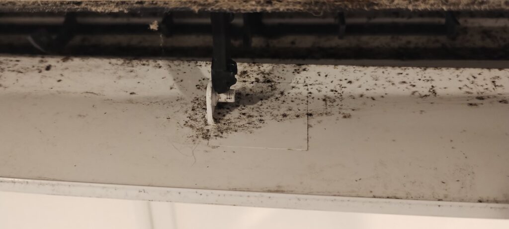 川崎市のご家庭のエアコン吹き出し口。黒カビとホコリが付着しているクリーニング前の状態その２
