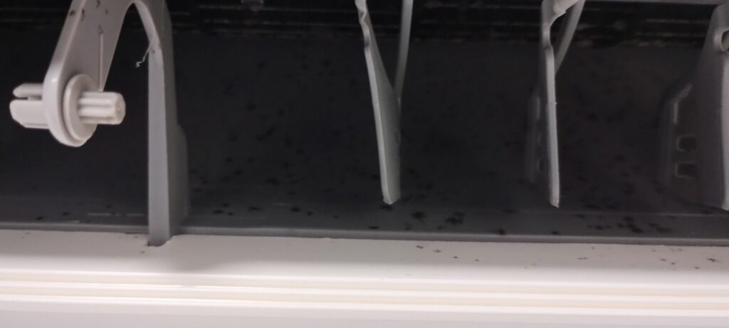 川崎市のエアコンクリーニング前、吹き出し口に黒カビが付着した状態