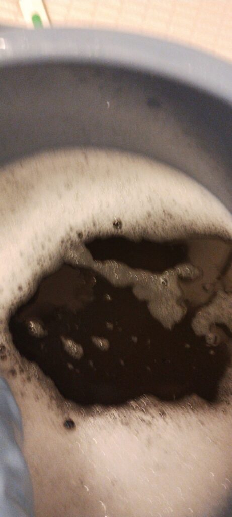 大田区 クイックエアコンクリーニング 洗浄中の汚水