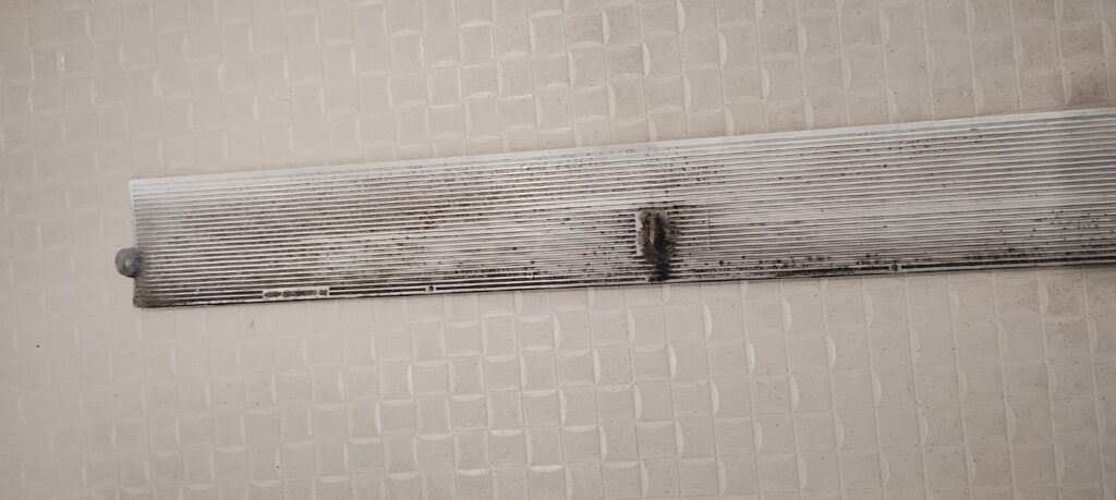 大田区 クイックエアコンクリーニング ルーバー Before